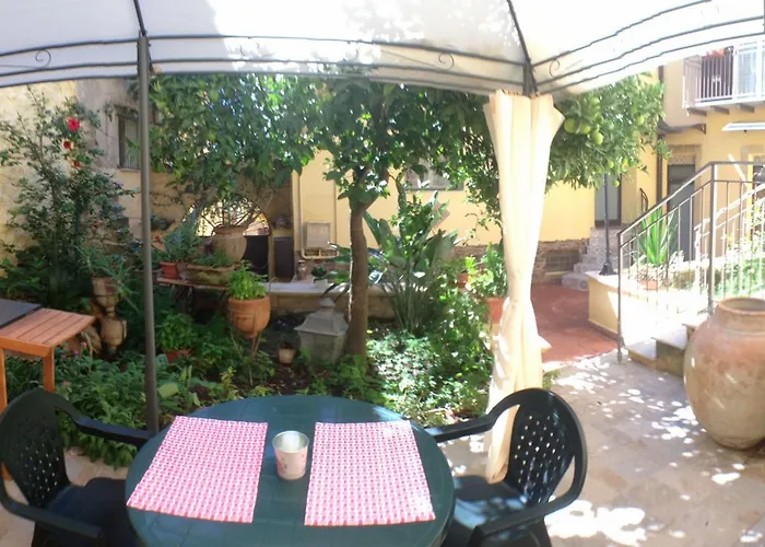 Bed & Breakfast Il Melograno Antico Con Terrazza E Giardino 3*