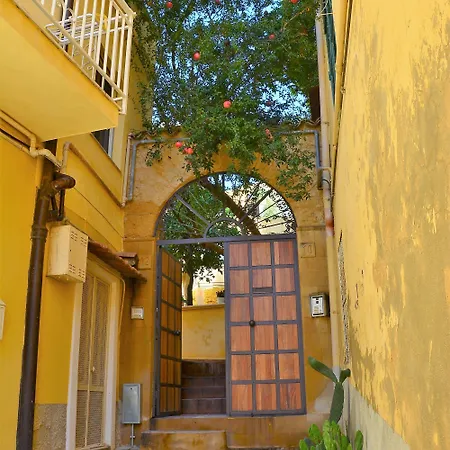 Bed & Breakfast Il Melograno Antico Con Terrazza E Giardino