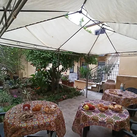 Bed & Breakfast Il Melograno Antico Con Terrazza E Giardino 3*
