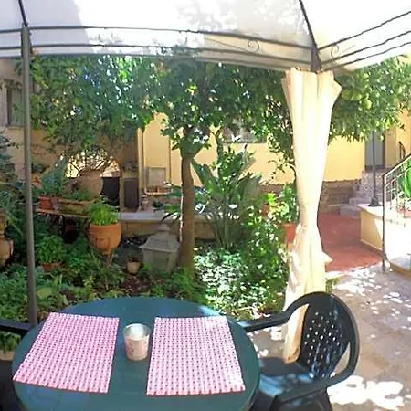 Bed and Breakfast Il Melograno Antico Con Terrazza E Giardino 3*