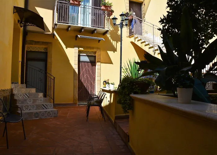 Frühstückspension Il Melograno Antico Con Terrazza E Giardino 3*